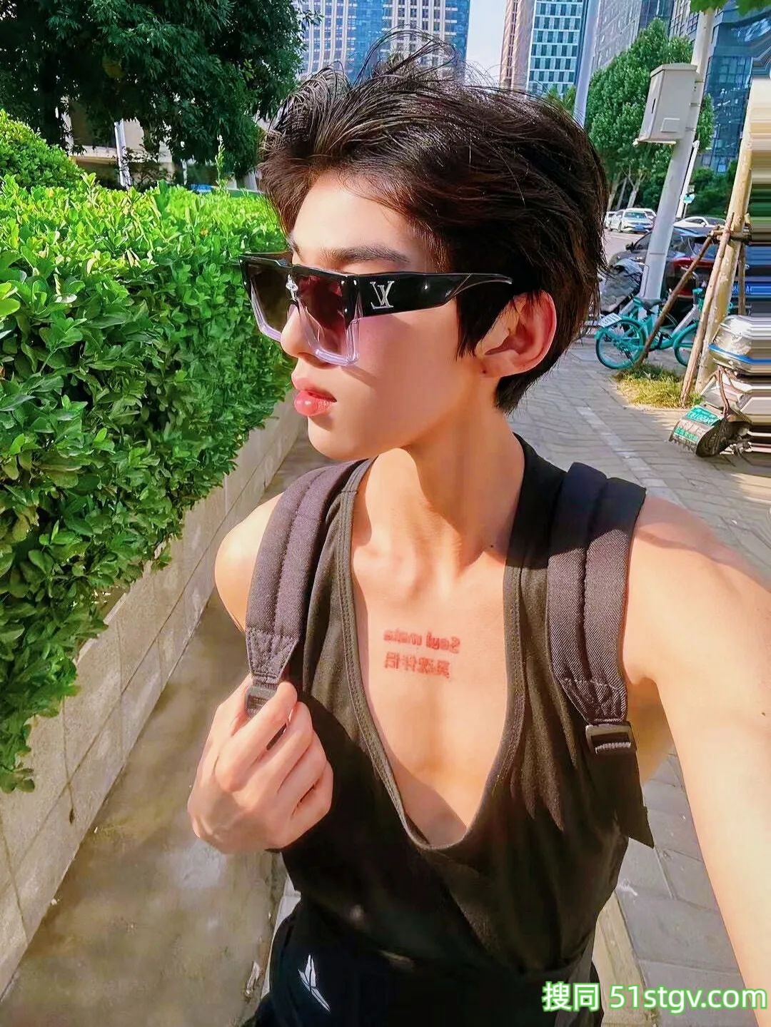 小帅哥，海边度假玩水 - 51虹马