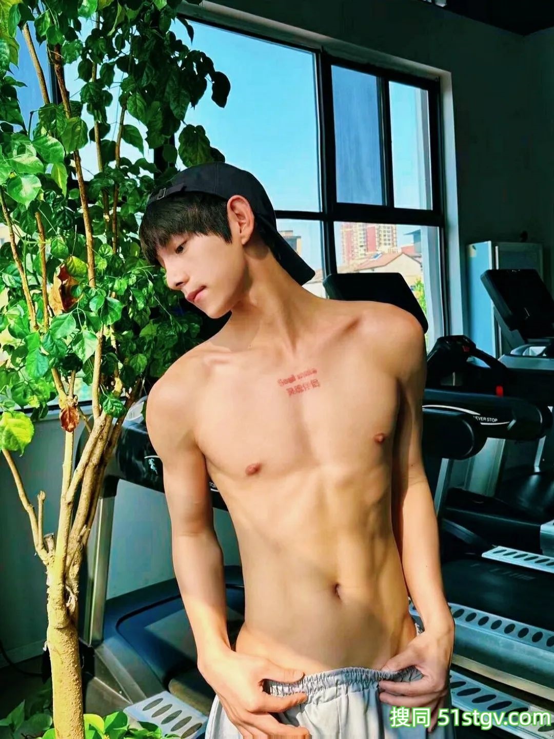 小帅哥，海边度假玩水 - 51虹马