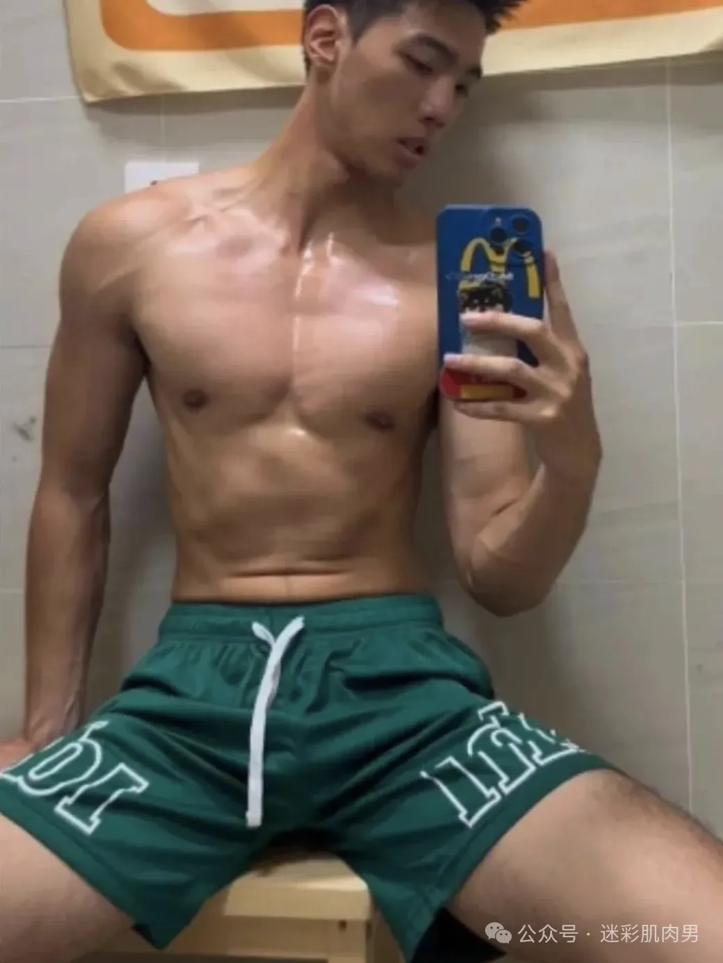 更衣室自拍的黑皮男居然是他??视频男主角你看了! - 51虹马 更衣室自拍的黑皮男居然是他??视频男主角你看了! - 51虹马