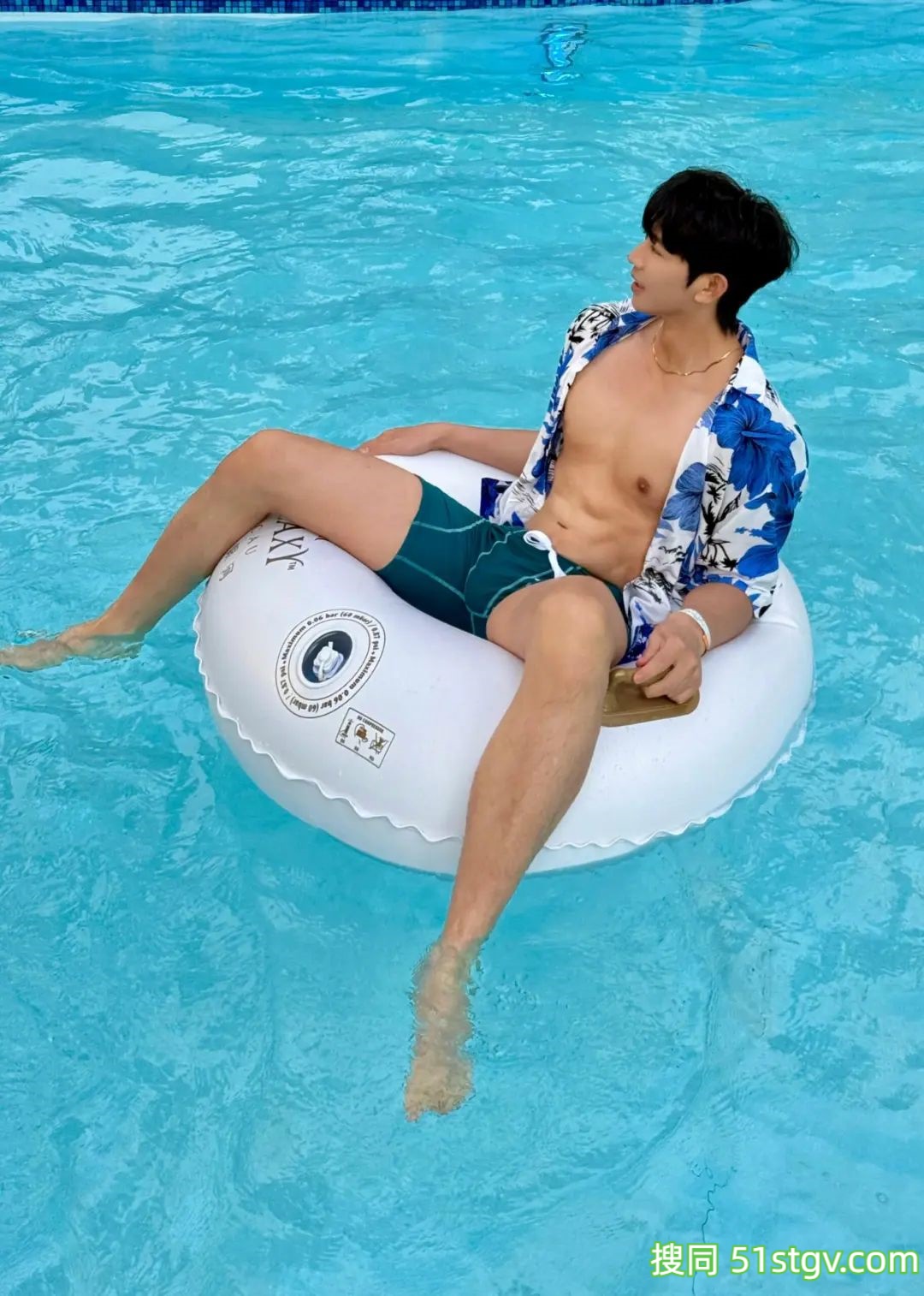 薄肌小帅哥的泳池照 - 51虹马