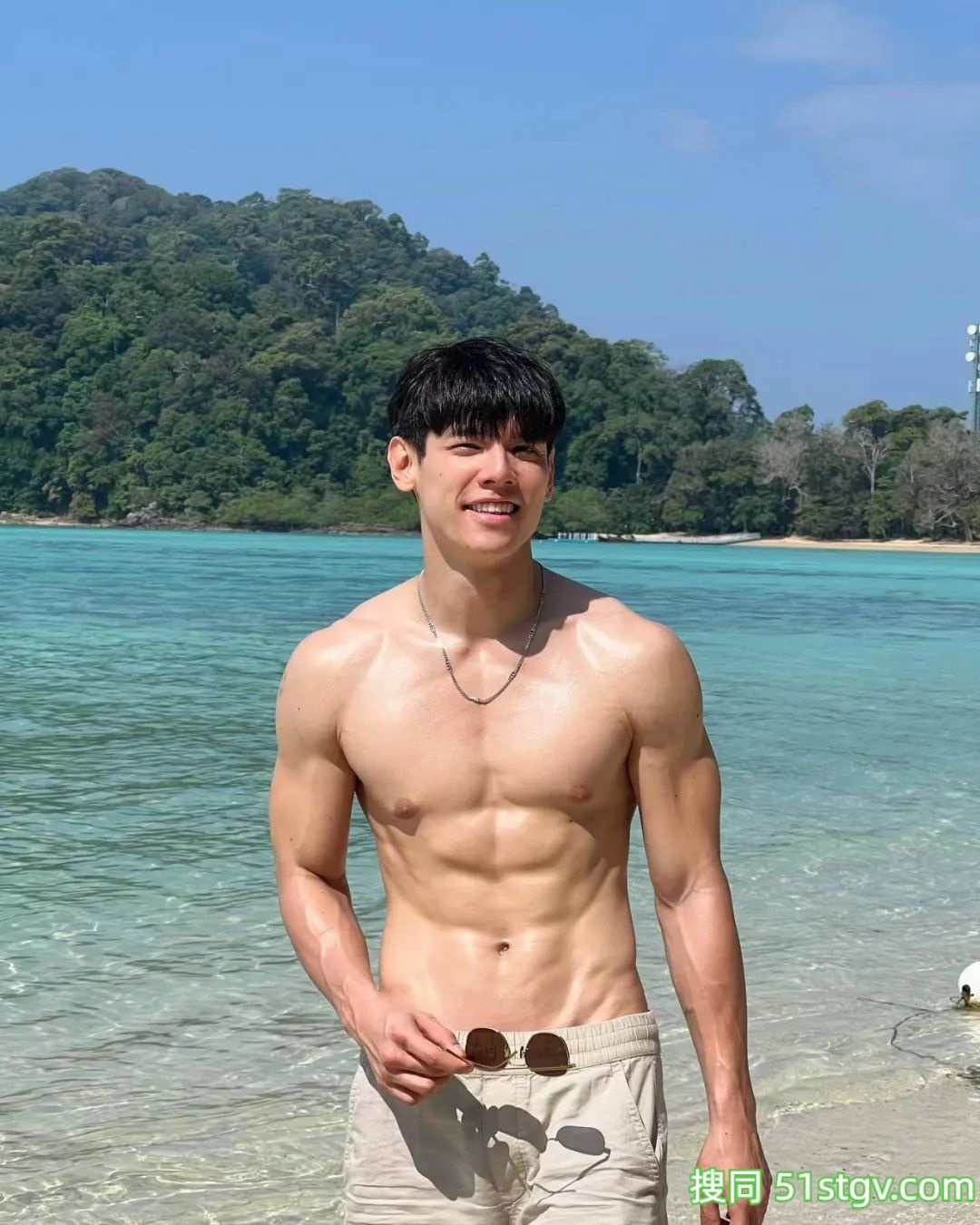 穿短裤的腹肌小哥太养眼! - 51虹马 穿短裤的腹肌小哥太养眼! - 51虹马