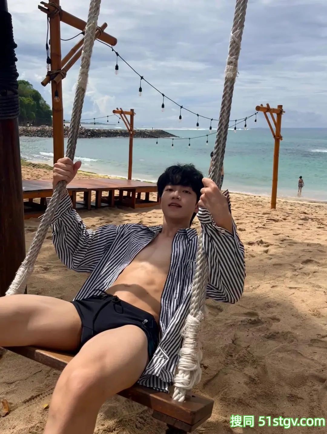 薄肌男友的泳池私照 - 51虹马