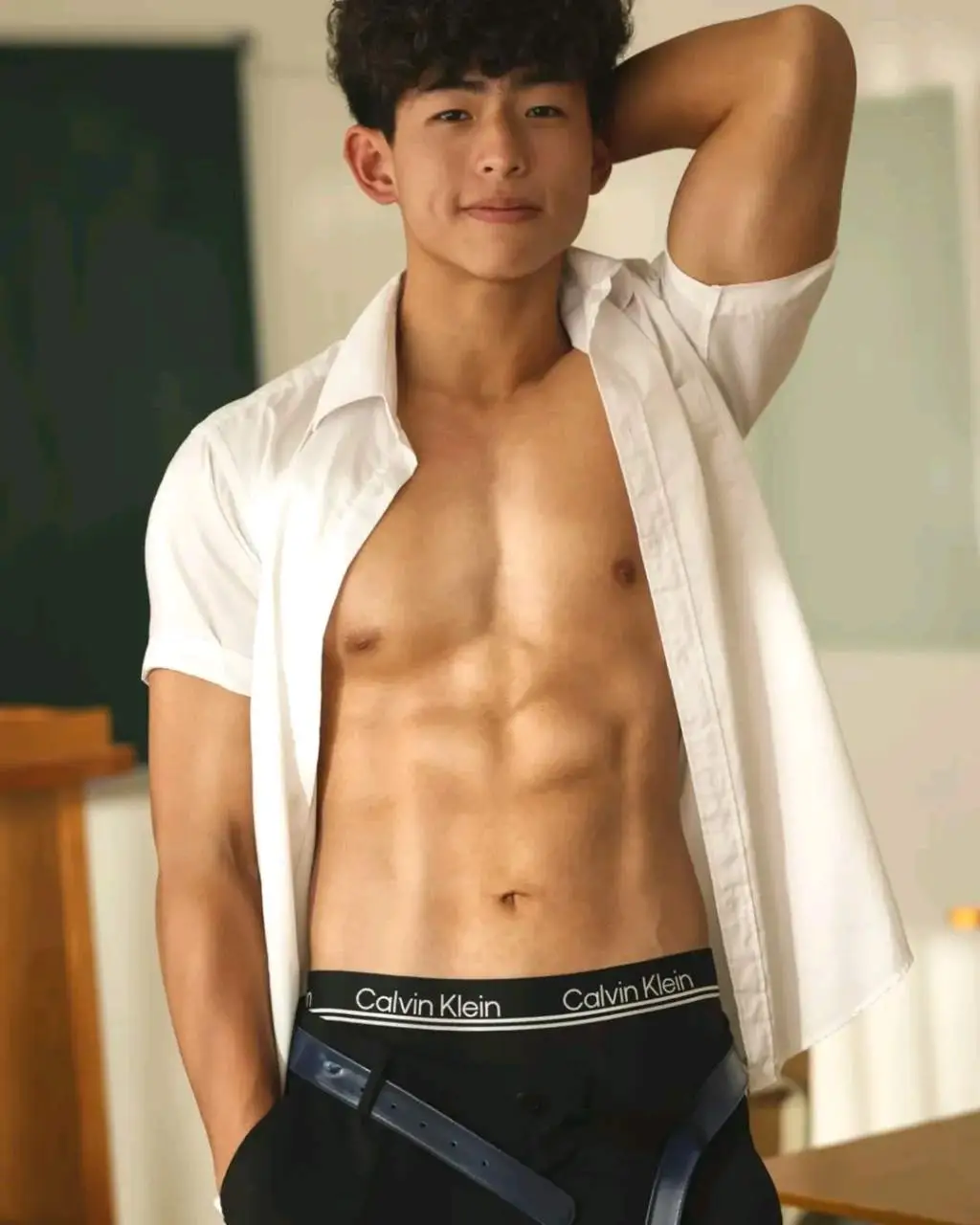 十七岁的小卷毛，黑皮体育生 - 51虹马