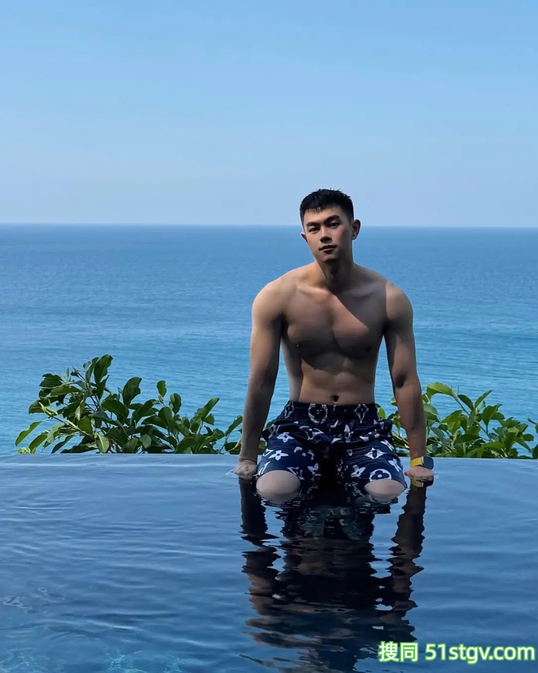 脂包肌帅哥哥的度假日常 - 51虹马