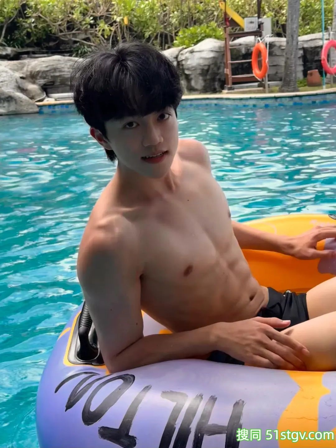 薄肌男友的泳池私照 - 51虹马