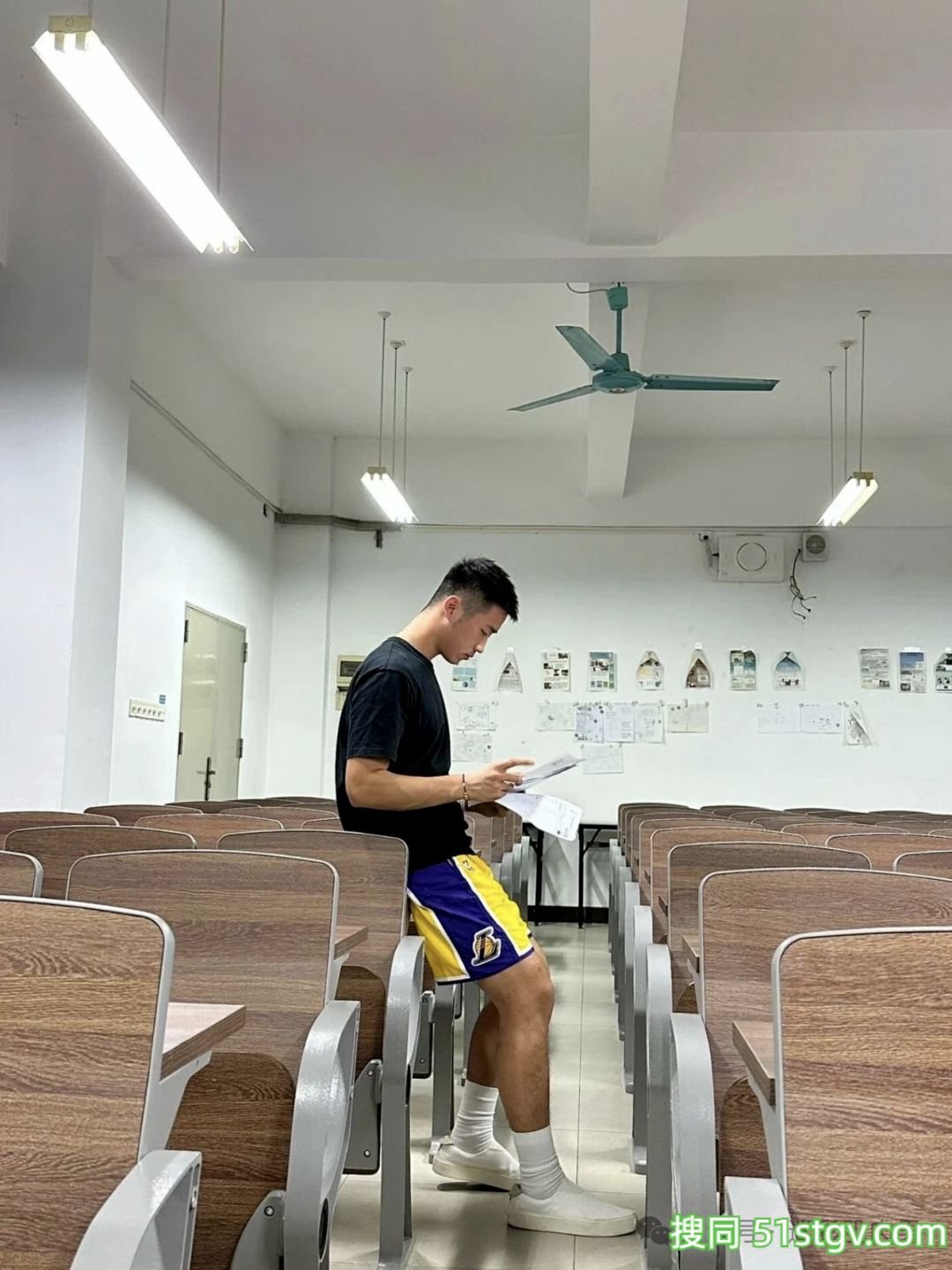 广东19岁野生男大抓拍照太显眼火了! - 51虹马 广东19岁野生男大抓拍照太显眼火了! - 51虹马