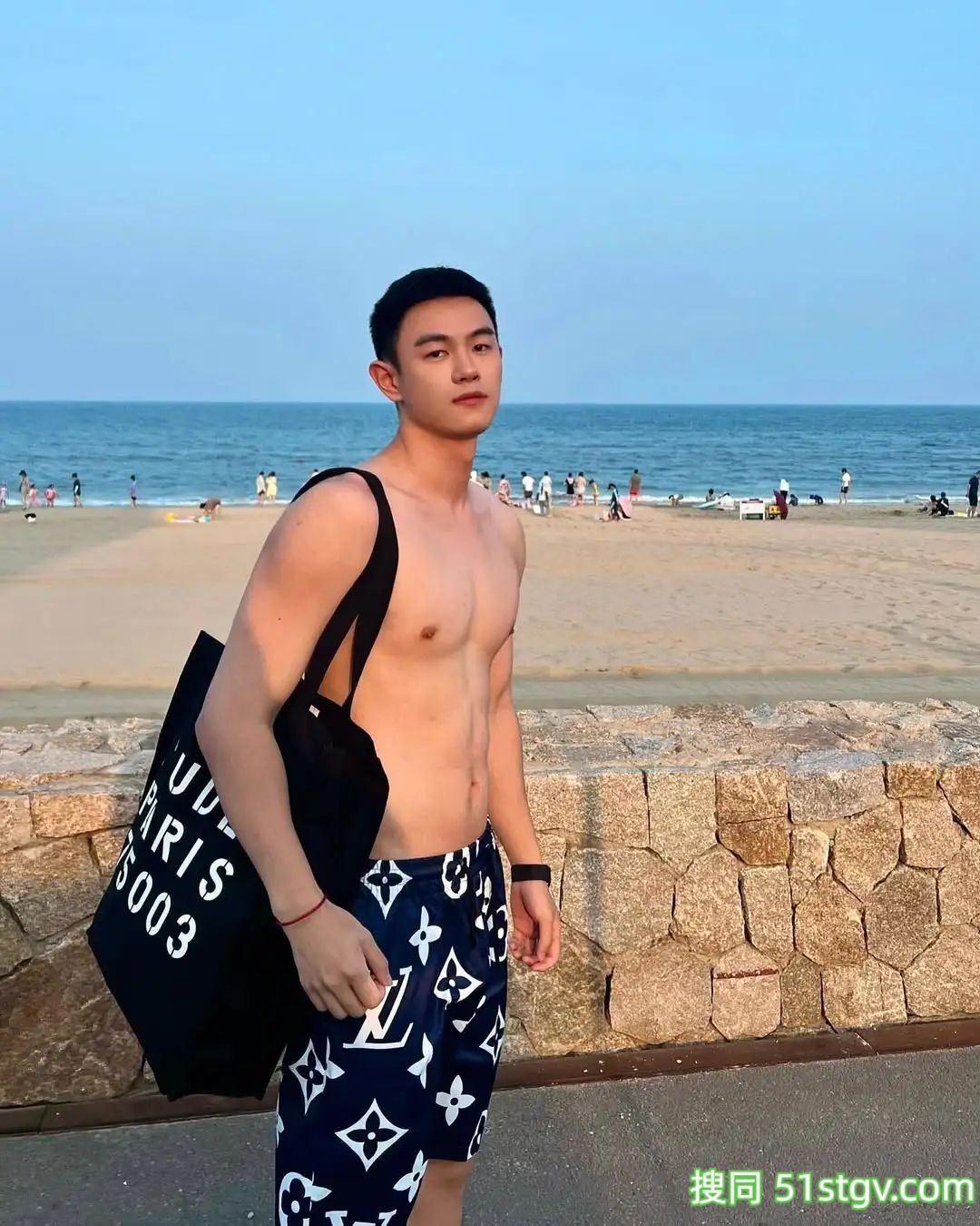 脂包肌帅哥哥的度假日常 - 51虹马