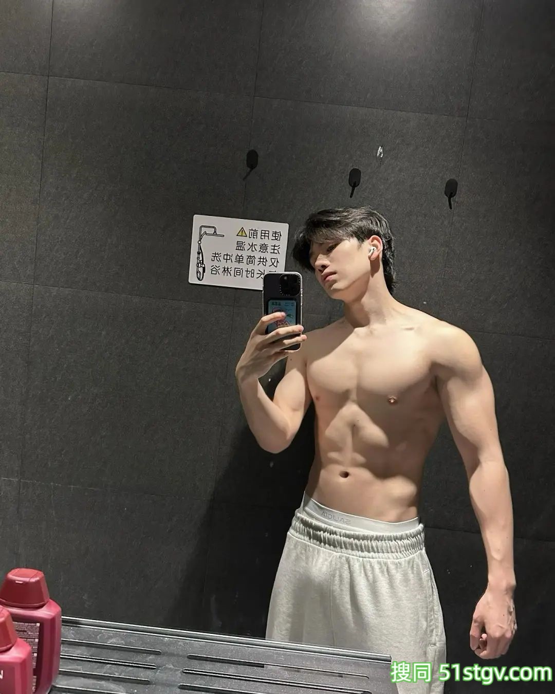 粉粉嫩嫩的，白皙帅哥 - 51虹马