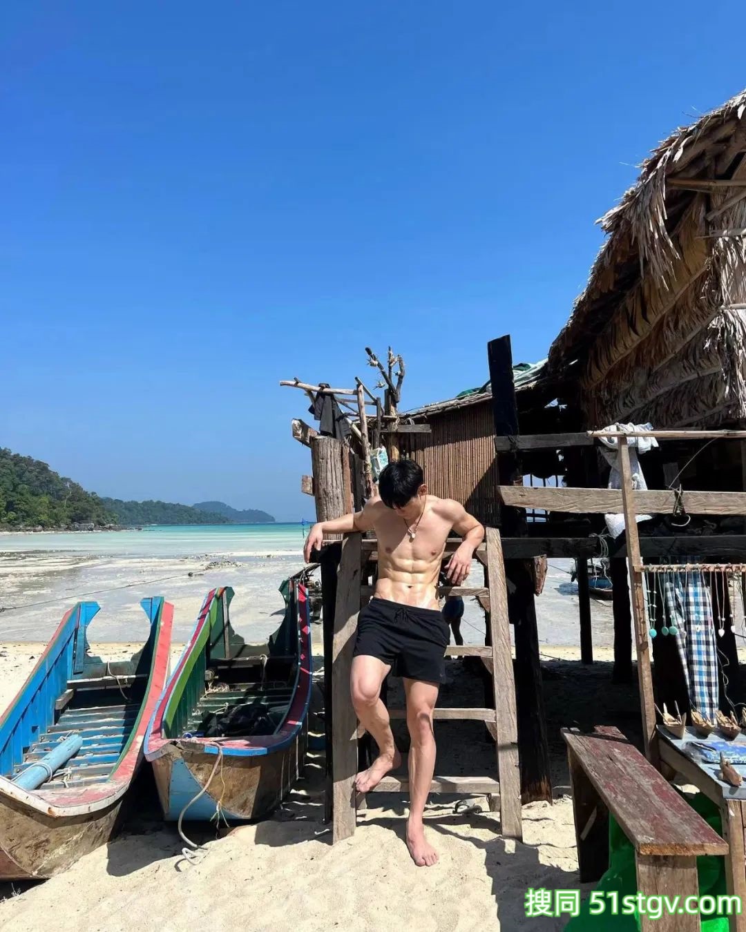 穿短裤的腹肌小哥太养眼! - 51虹马 穿短裤的腹肌小哥太养眼! - 51虹马