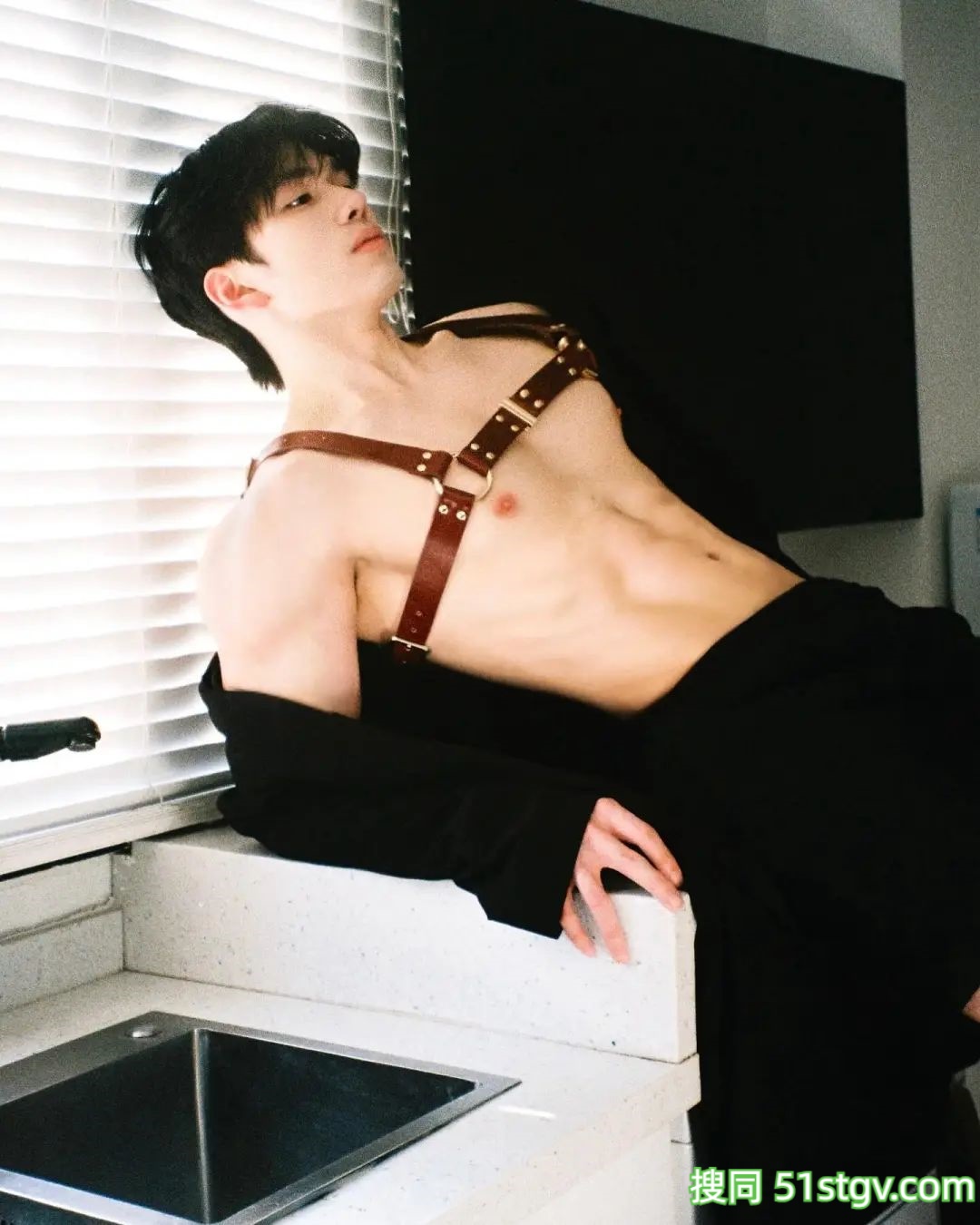 粉粉嫩嫩的，白皙帅哥-51虹马