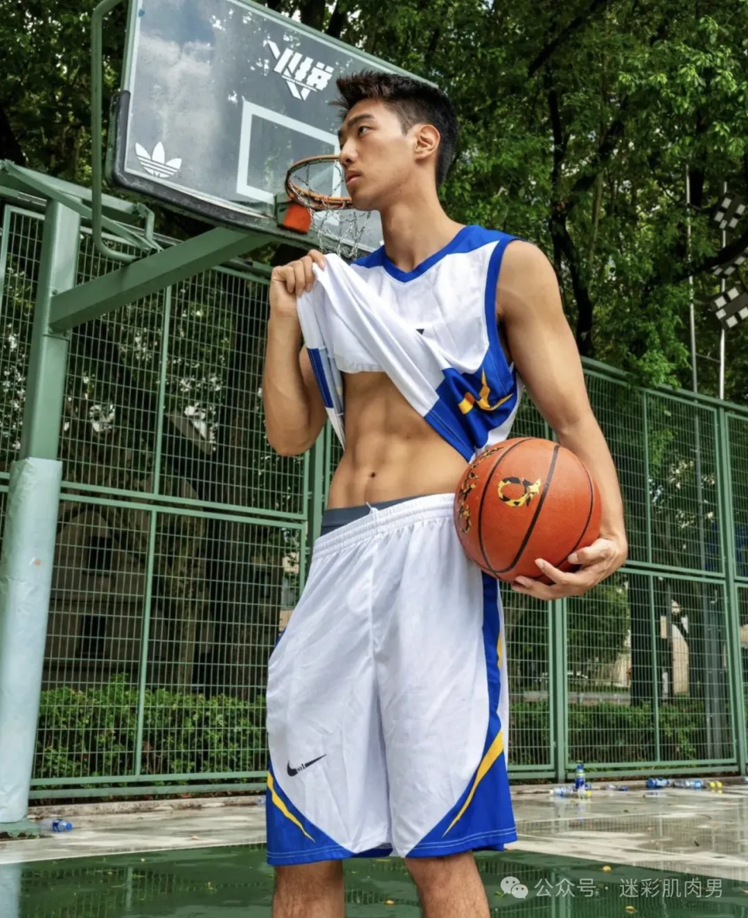 更衣室自拍的黑皮男居然是他??视频男主角你看了! - 51虹马 更衣室自拍的黑皮男居然是他??视频男主角你看了! - 51虹马