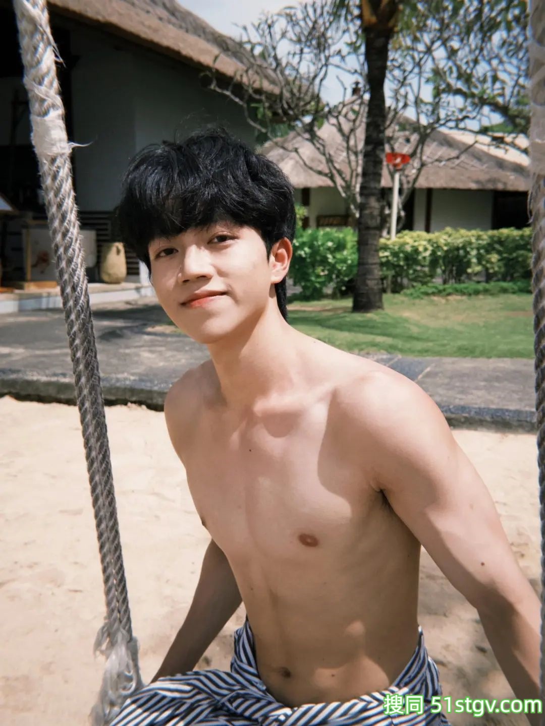 薄肌男友的泳池私照 - 51虹马