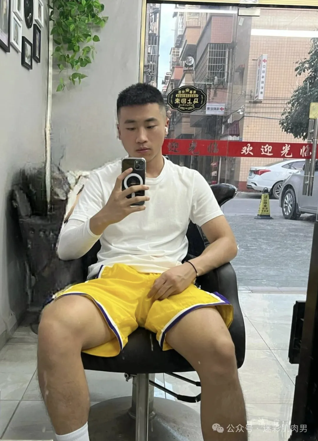 广东19岁野生男大抓拍照太显眼火了! - 51虹马 广东19岁野生男大抓拍照太显眼火了! - 51虹马