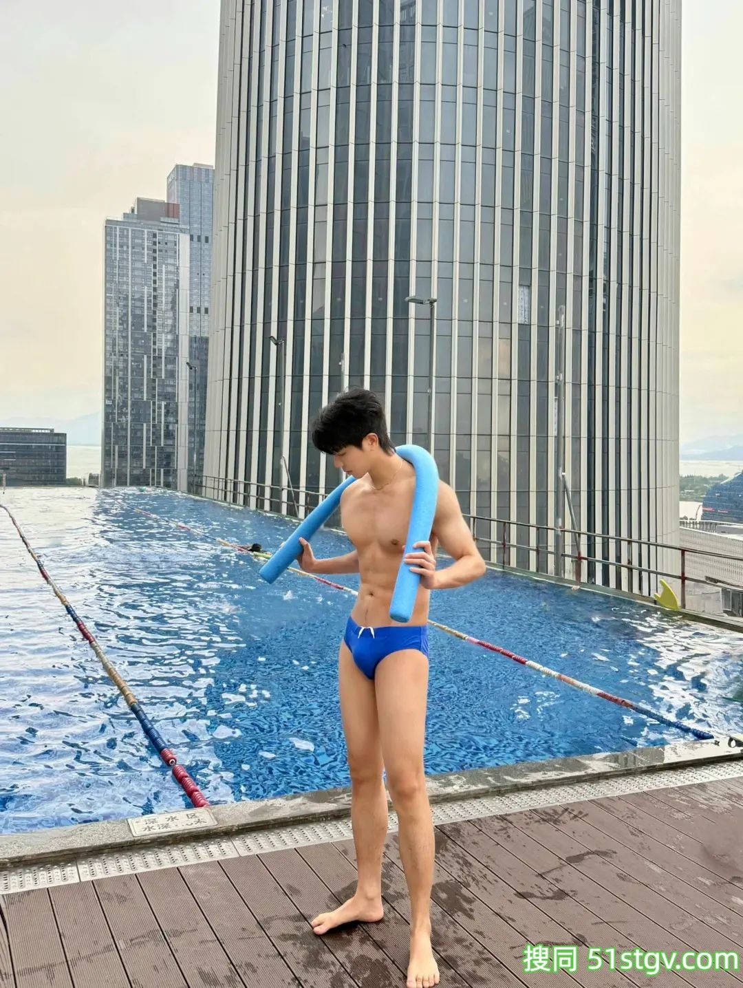 薄肌小帅哥的泳池照 - 51虹马