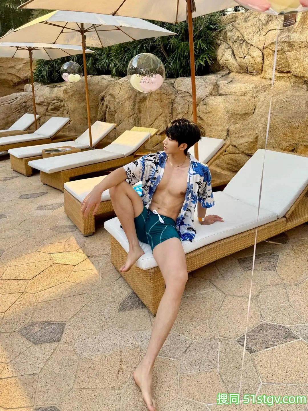 薄肌小帅哥的泳池照 - 51虹马