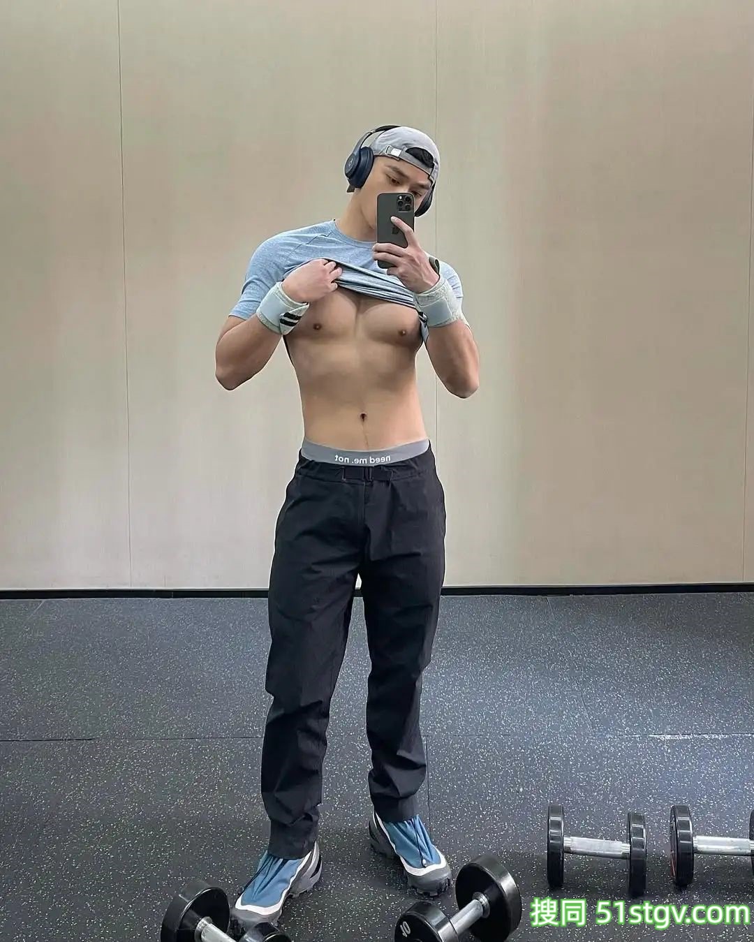 小哥哥的对镜自拍 - 51虹马