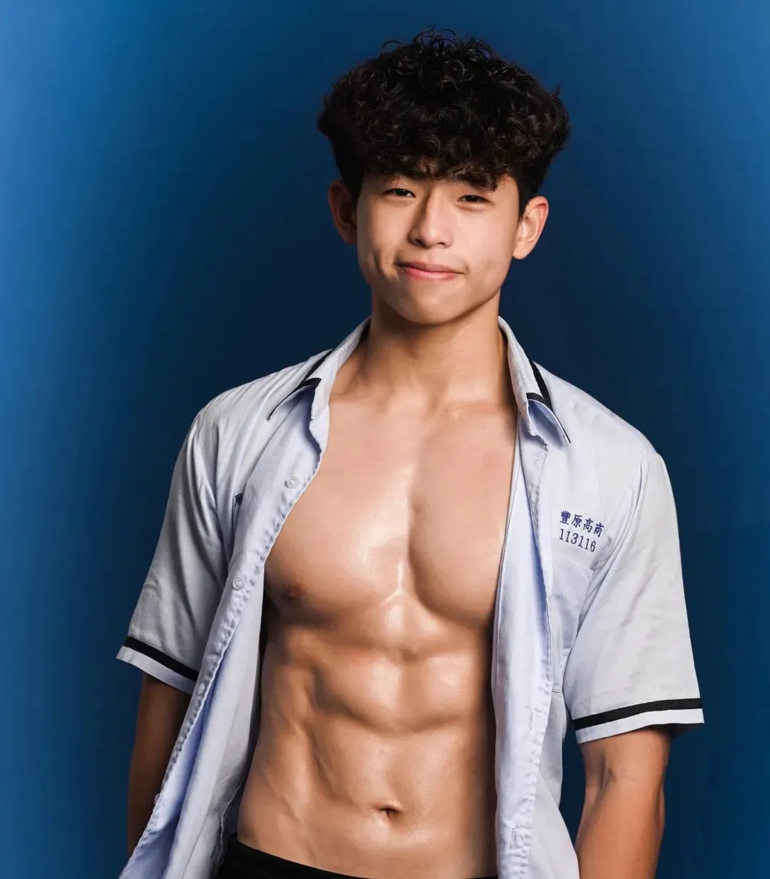 十七岁的小卷毛，黑皮体育生 - 51虹马