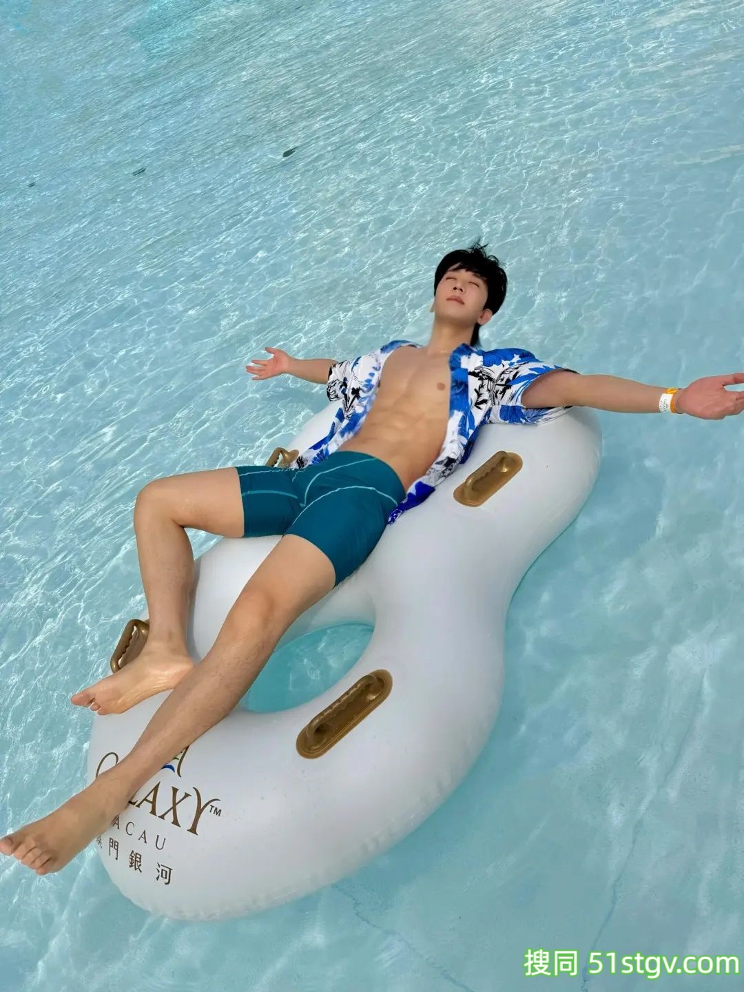 薄肌小帅哥的泳池照 - 51虹马