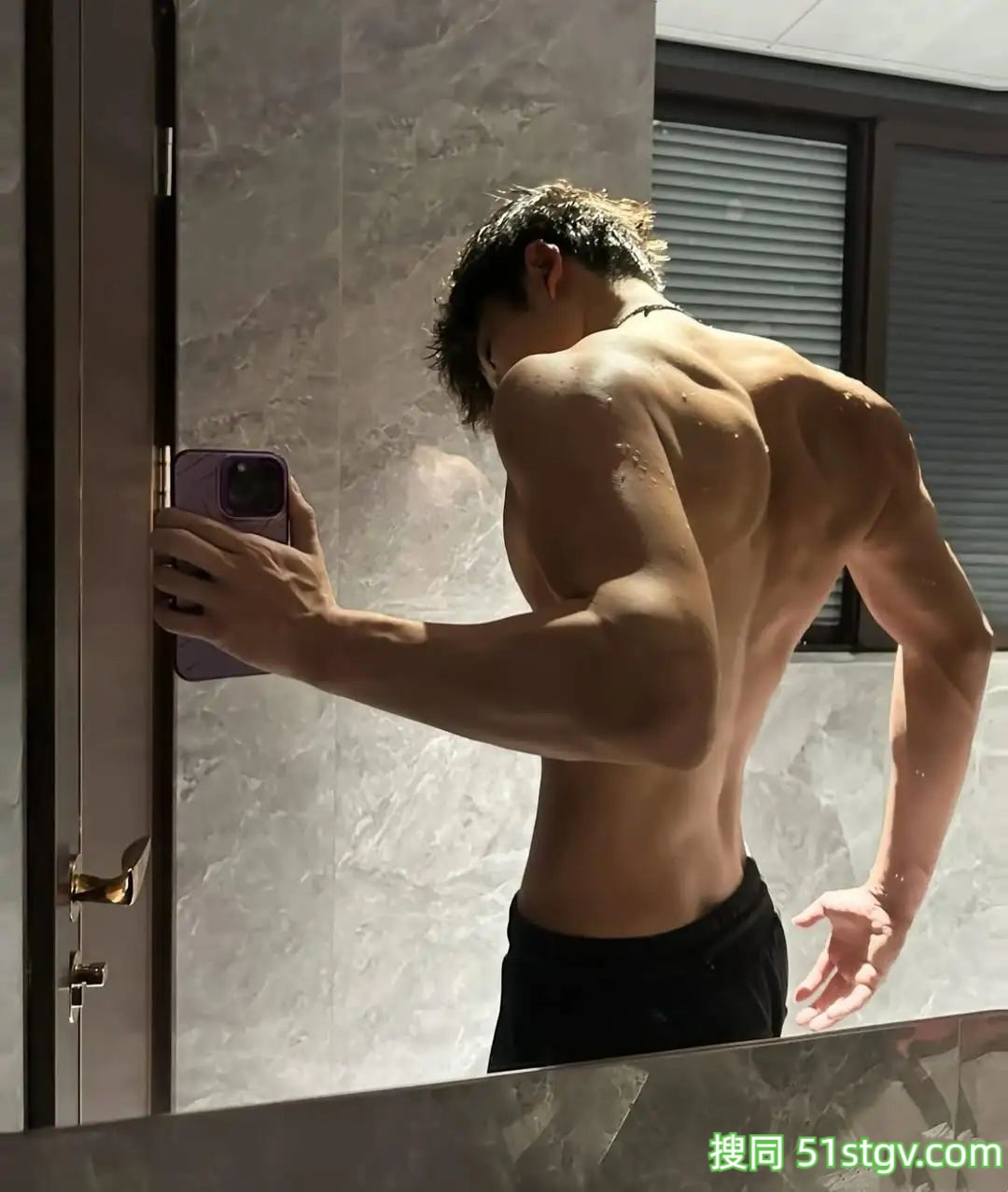 倒三角帅哥，肩宽细腰潮男 - 51虹马