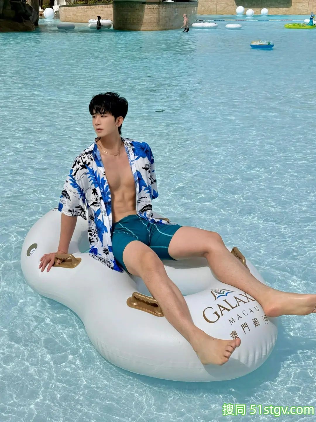 薄肌小帅哥的泳池照 - 51虹马