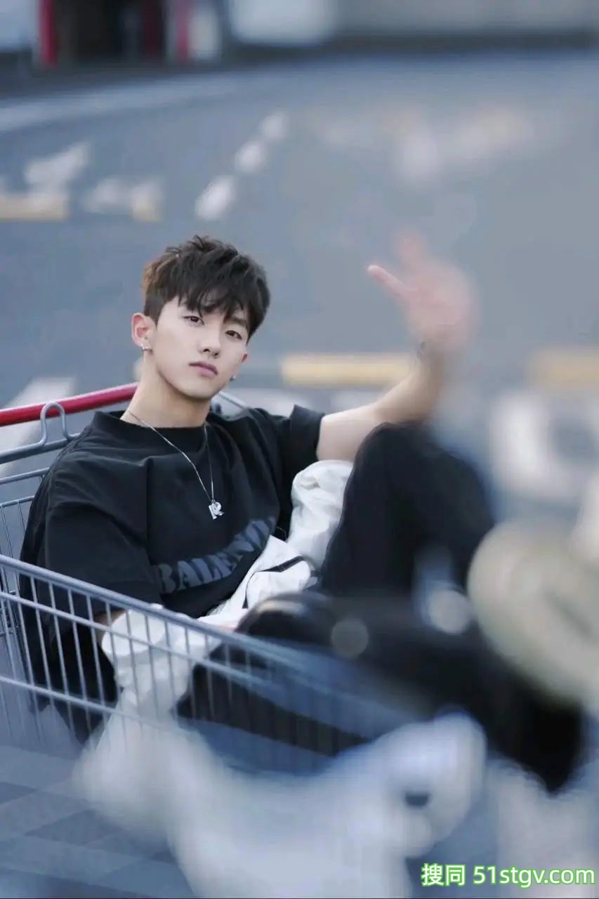 小奶狗有大肌肉 - 51虹马