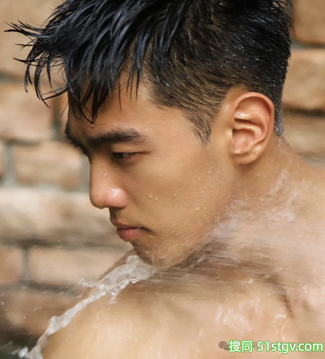 更衣室自拍的黑皮男居然是他??视频男主角你看了! - 51虹马 更衣室自拍的黑皮男居然是他??视频男主角你看了! - 51虹马