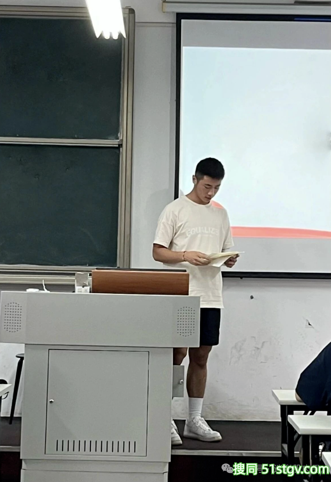 广东19岁野生男大抓拍照太显眼火了! - 51虹马 广东19岁野生男大抓拍照太显眼火了! - 51虹马