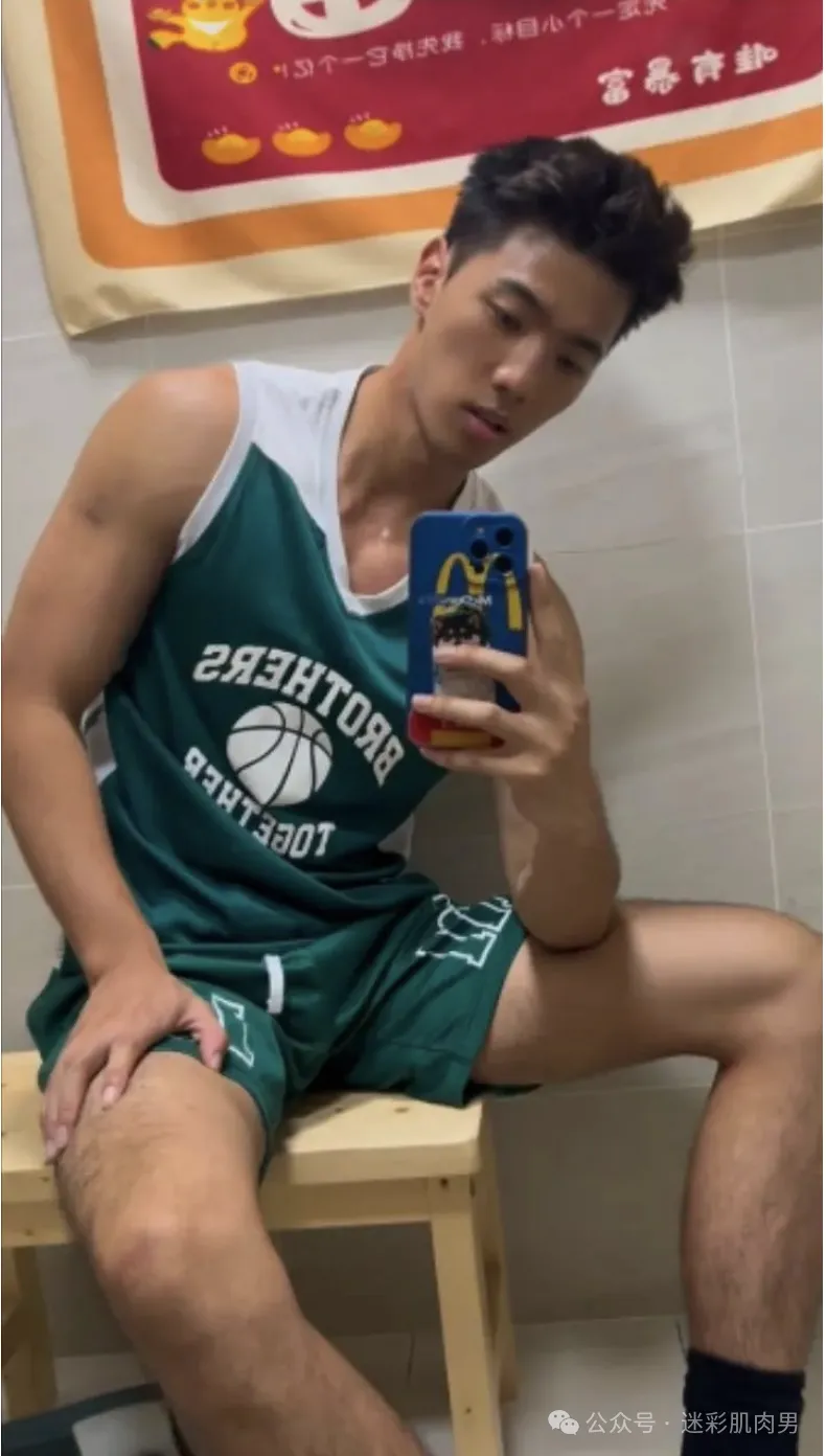 更衣室自拍的黑皮男居然是他??视频男主角你看了! - 51虹马 更衣室自拍的黑皮男居然是他??视频男主角你看了! - 51虹马