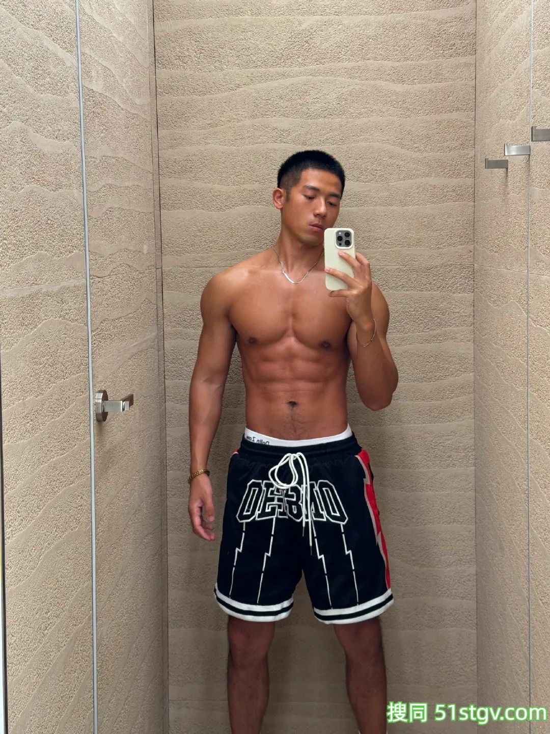 推特爆红的黑皮肌肉体育生,到底是谁在享用? - 51虹马 推特爆红的黑皮肌肉体育生,到底是谁在享用? - 51虹马