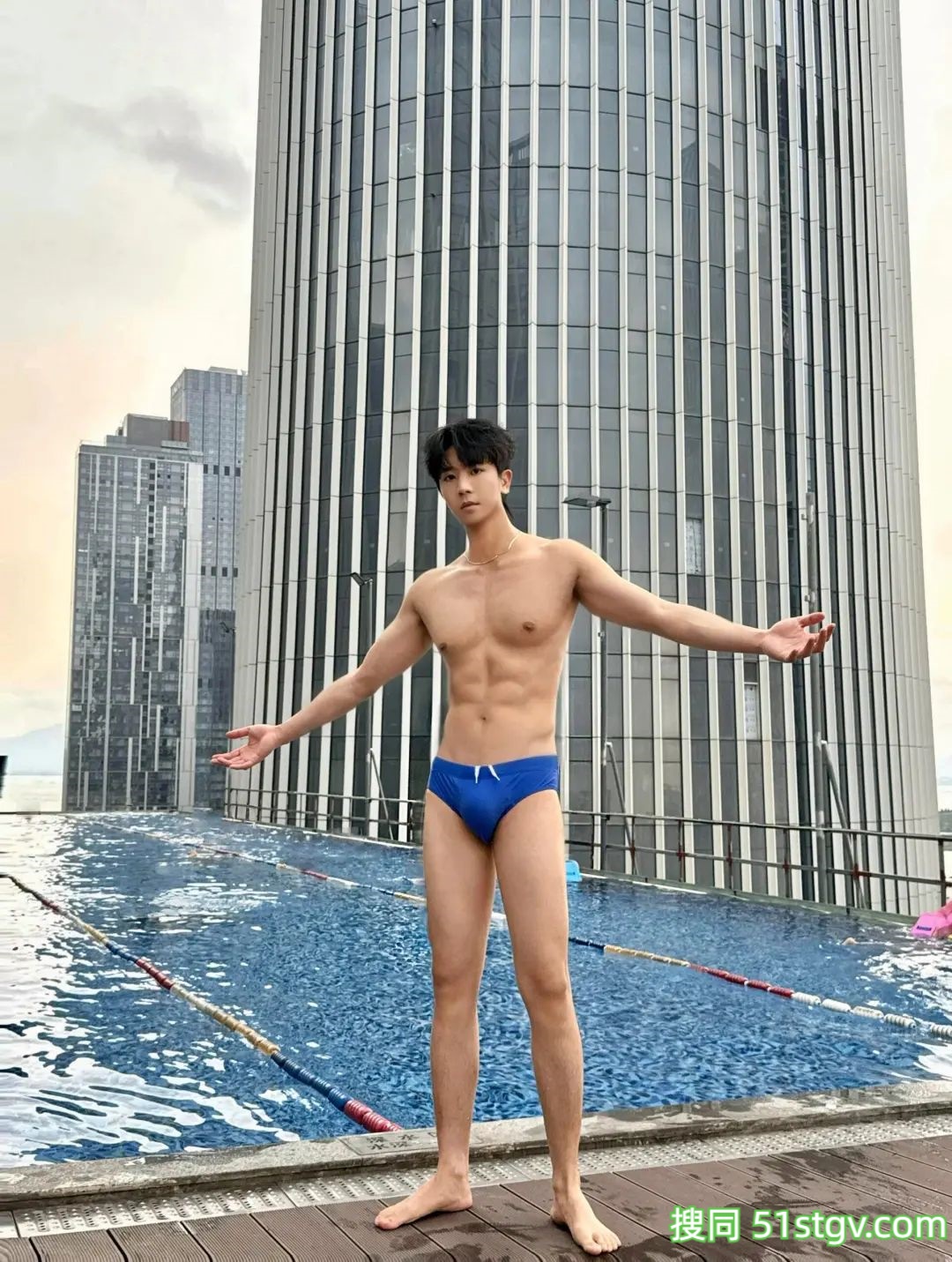 薄肌小帅哥的泳池照 - 51虹马
