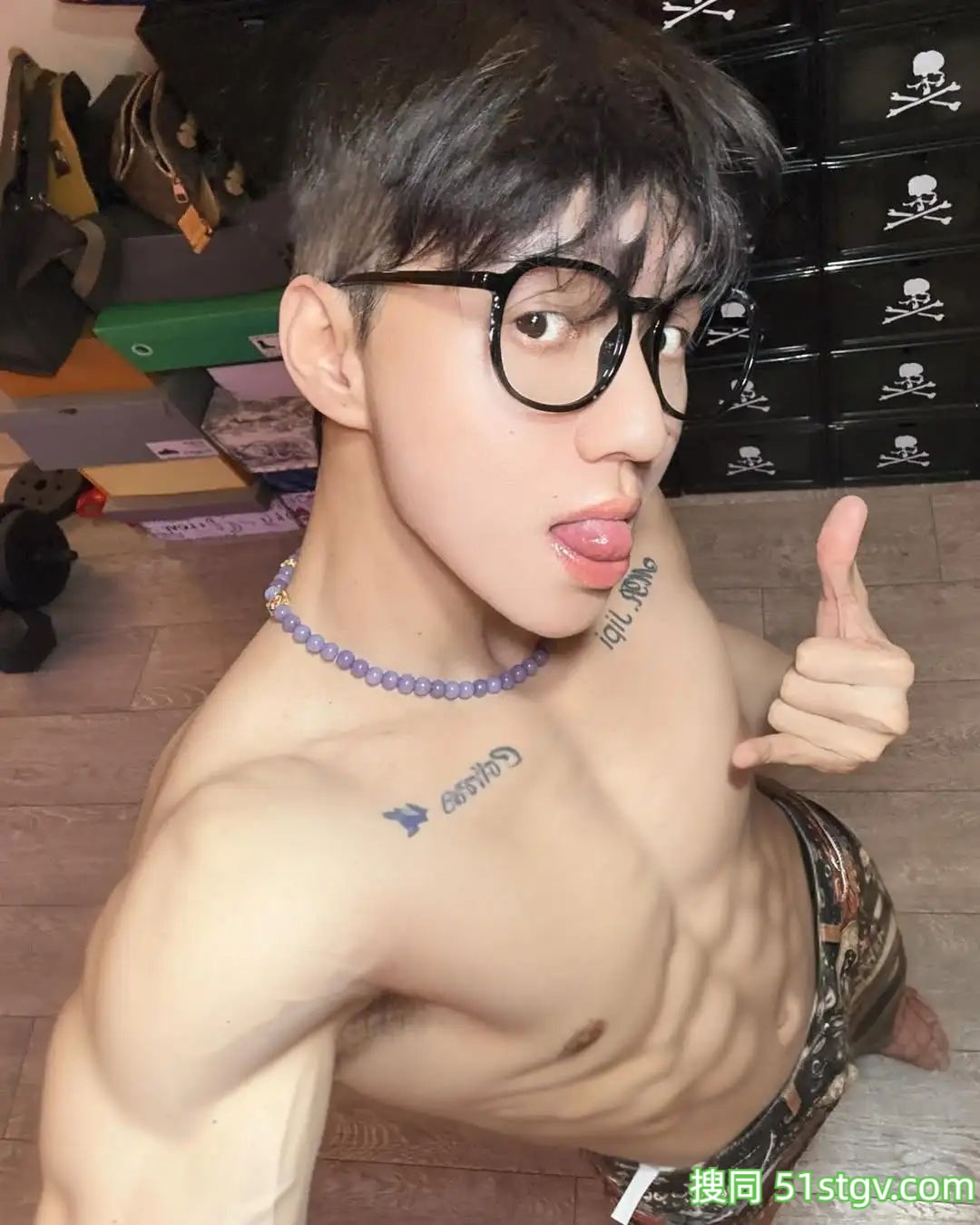 倒三角帅哥，肩宽细腰潮男 - 51虹马