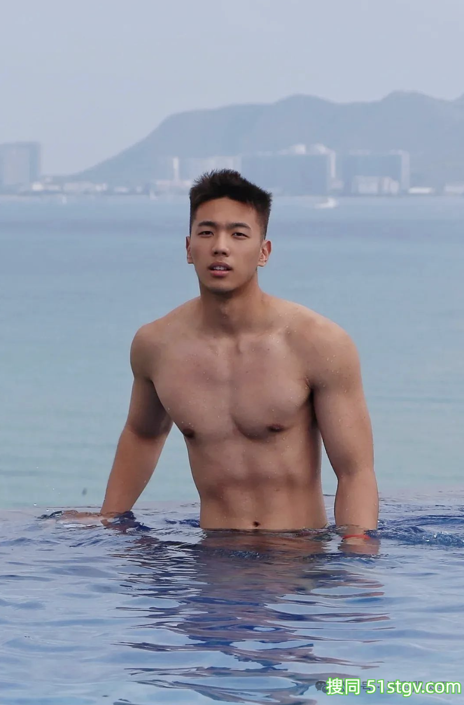 更衣室自拍的黑皮男居然是他??视频男主角你看了! - 51虹马 更衣室自拍的黑皮男居然是他??视频男主角你看了! - 51虹马