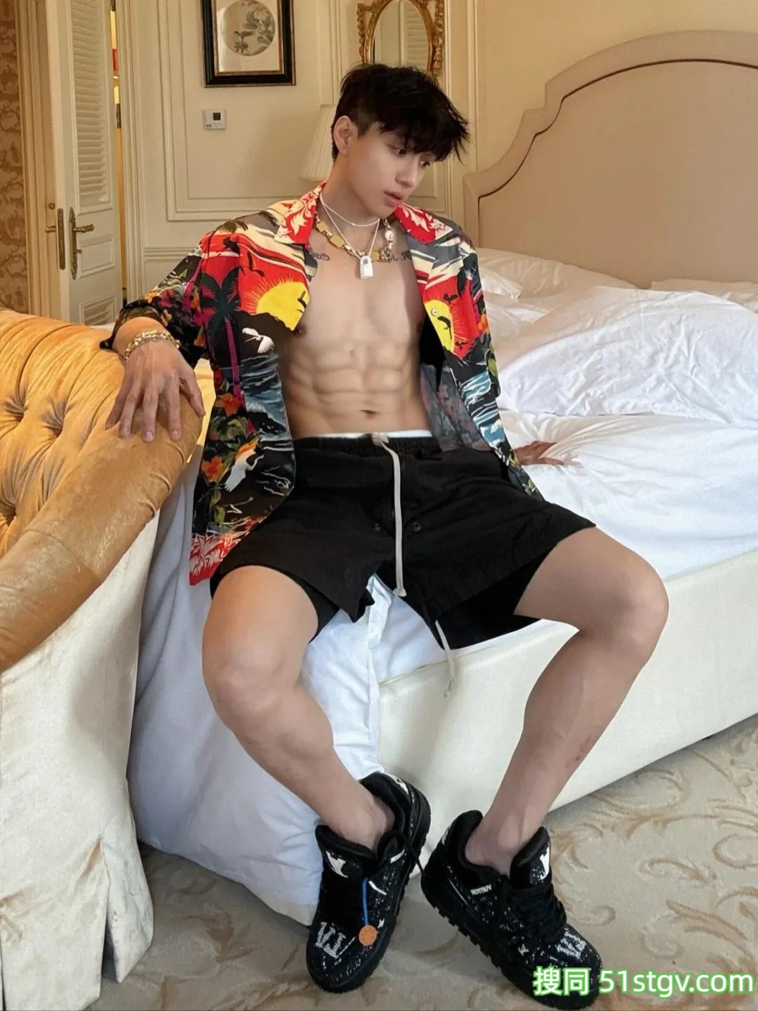 倒三角帅哥，肩宽细腰潮男 - 51虹马