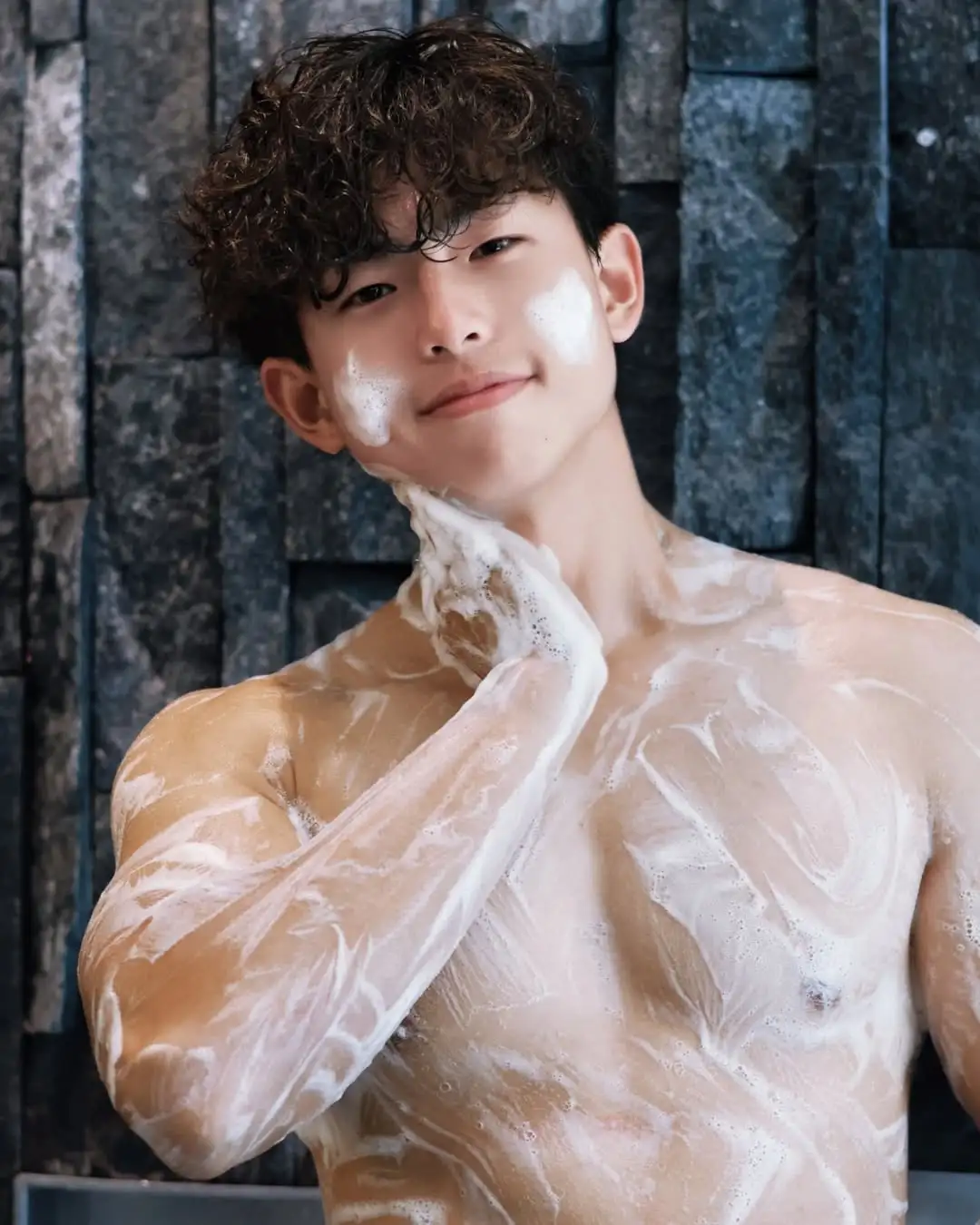 十七岁的小卷毛，黑皮体育生 - 51虹马