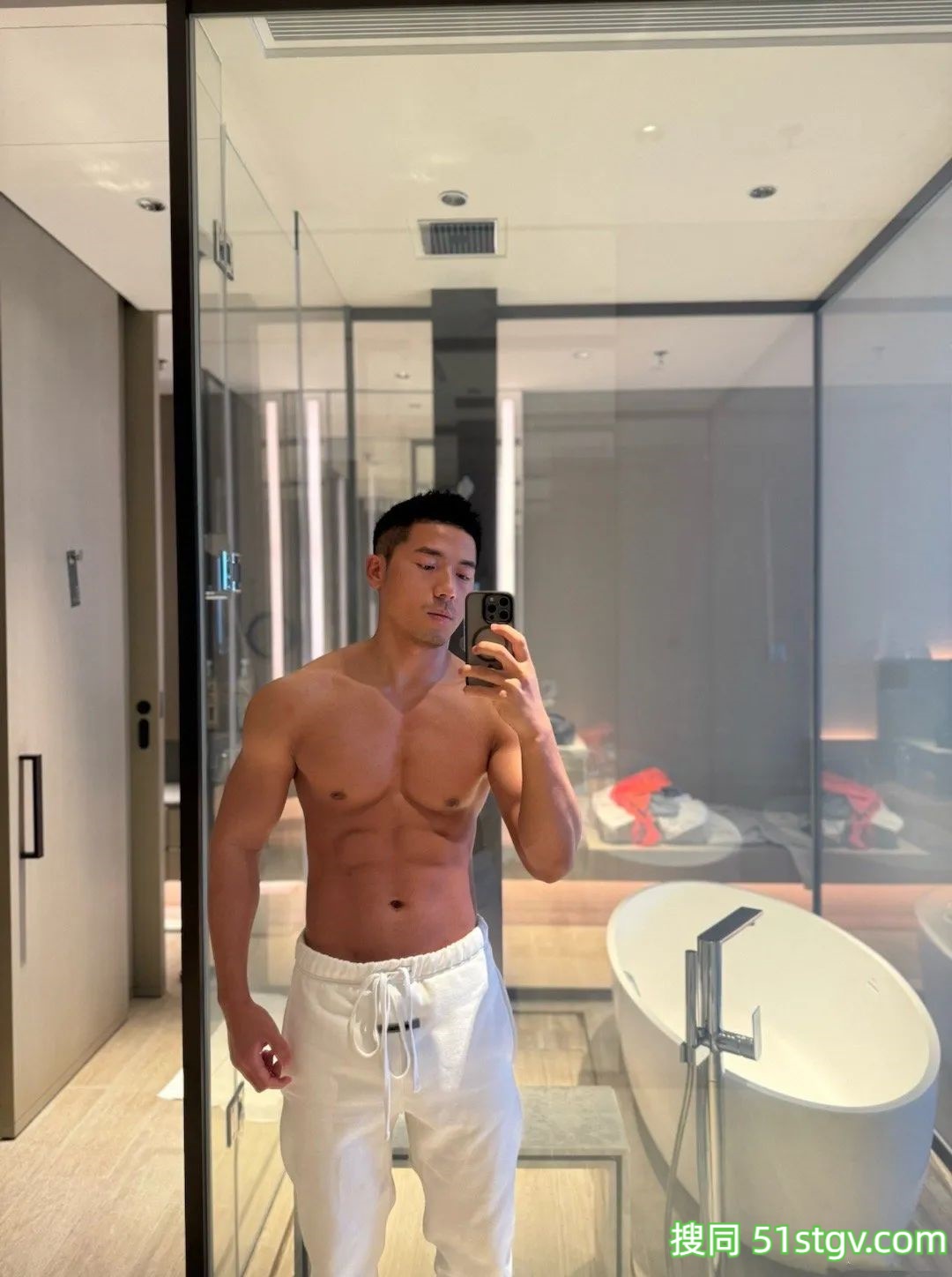 推特爆红的黑皮肌肉体育生,到底是谁在享用? - 51虹马 推特爆红的黑皮肌肉体育生,到底是谁在享用? - 51虹马