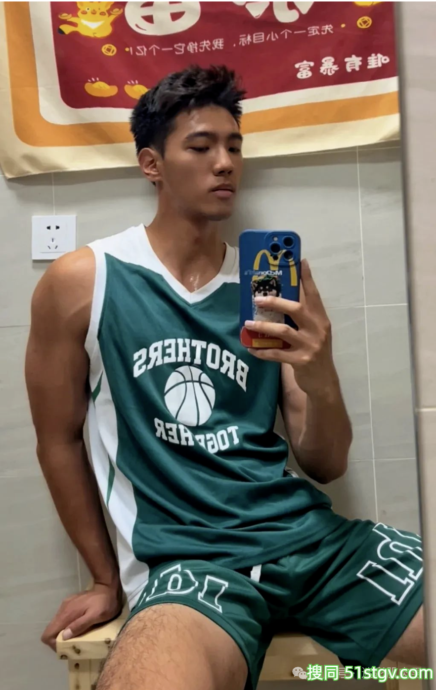 更衣室自拍的黑皮男居然是他??视频男主角你看了! - 51虹马 更衣室自拍的黑皮男居然是他??视频男主角你看了! - 51虹马