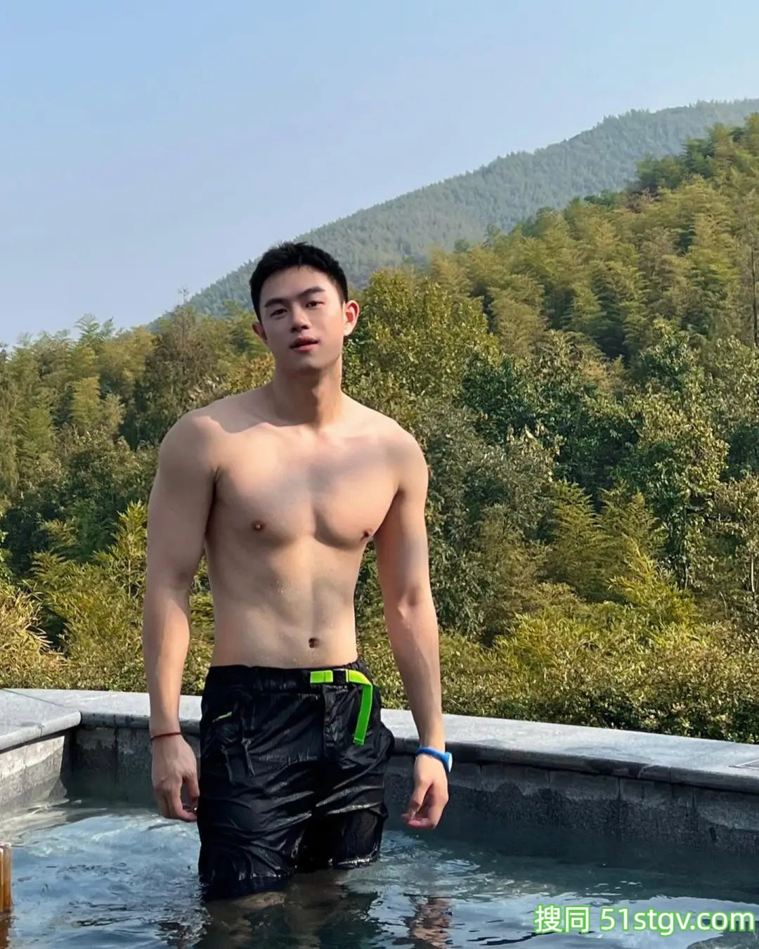 脂包肌帅哥哥的度假日常 - 51虹马