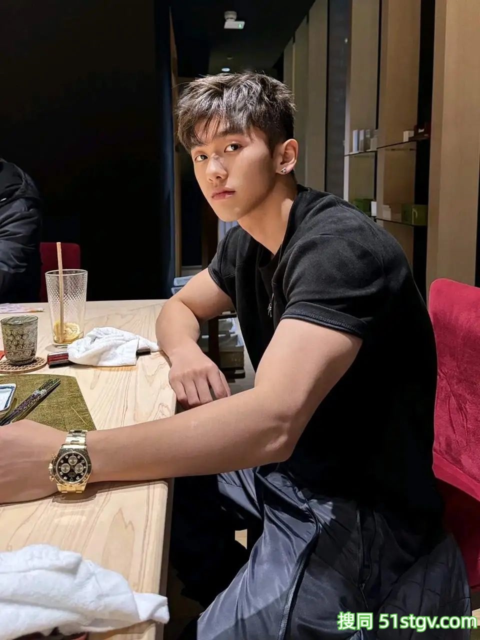 小奶狗有大肌肉 - 51虹马