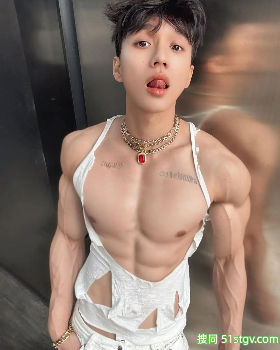 倒三角帅哥，肩宽细腰潮男 - 51虹马