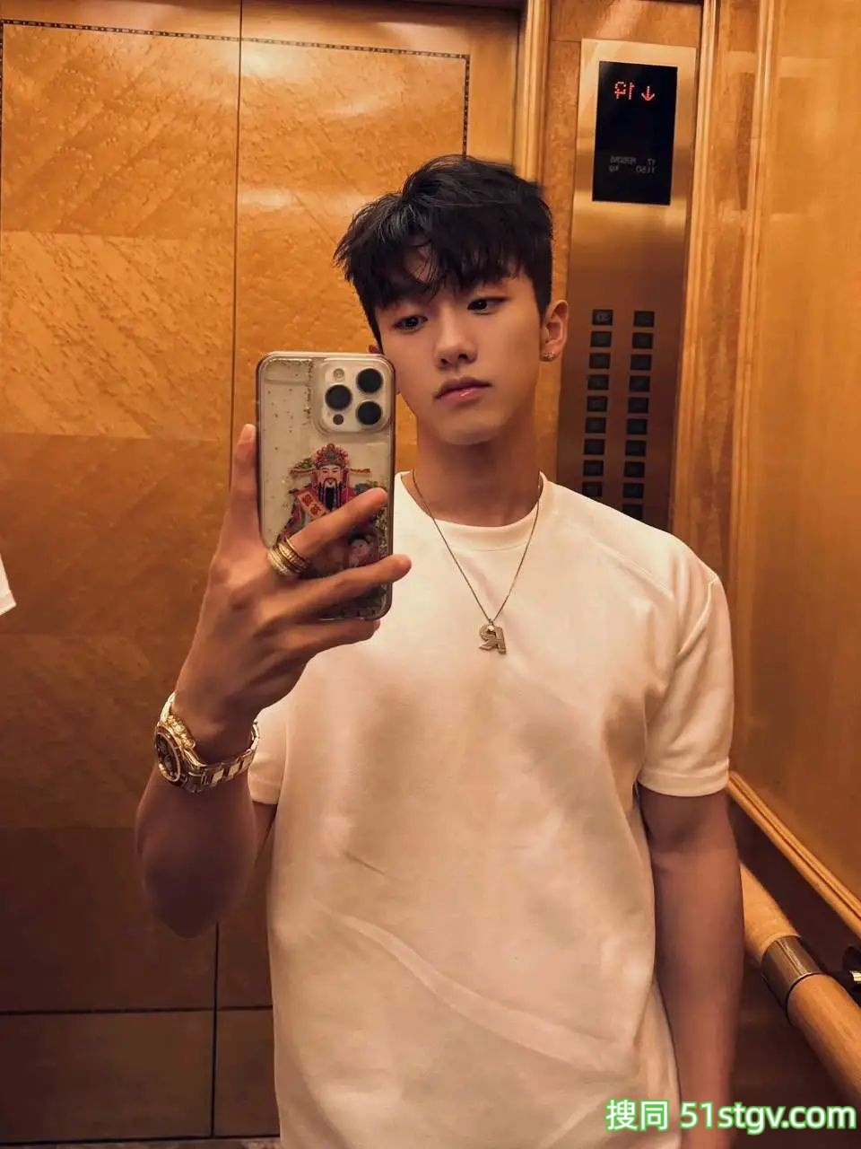 小奶狗有大肌肉 - 51虹马