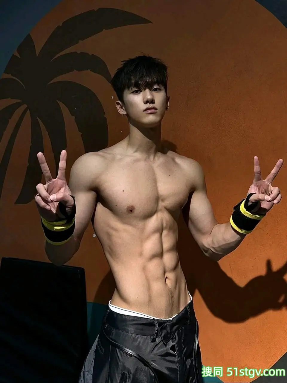 小奶狗有大肌肉 - 51虹马