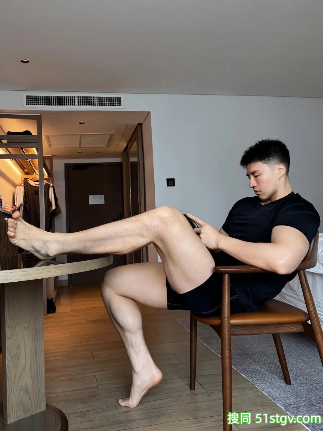 好粗壮的男人，感觉像奶白皮 - 51虹马