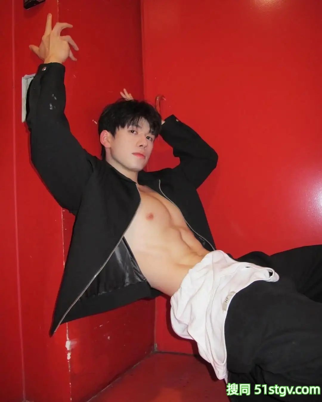 粉粉嫩嫩的，白皙帅哥 - 51虹马