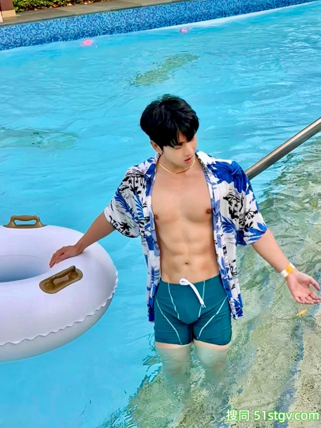 薄肌小帅哥的泳池照 - 51虹马