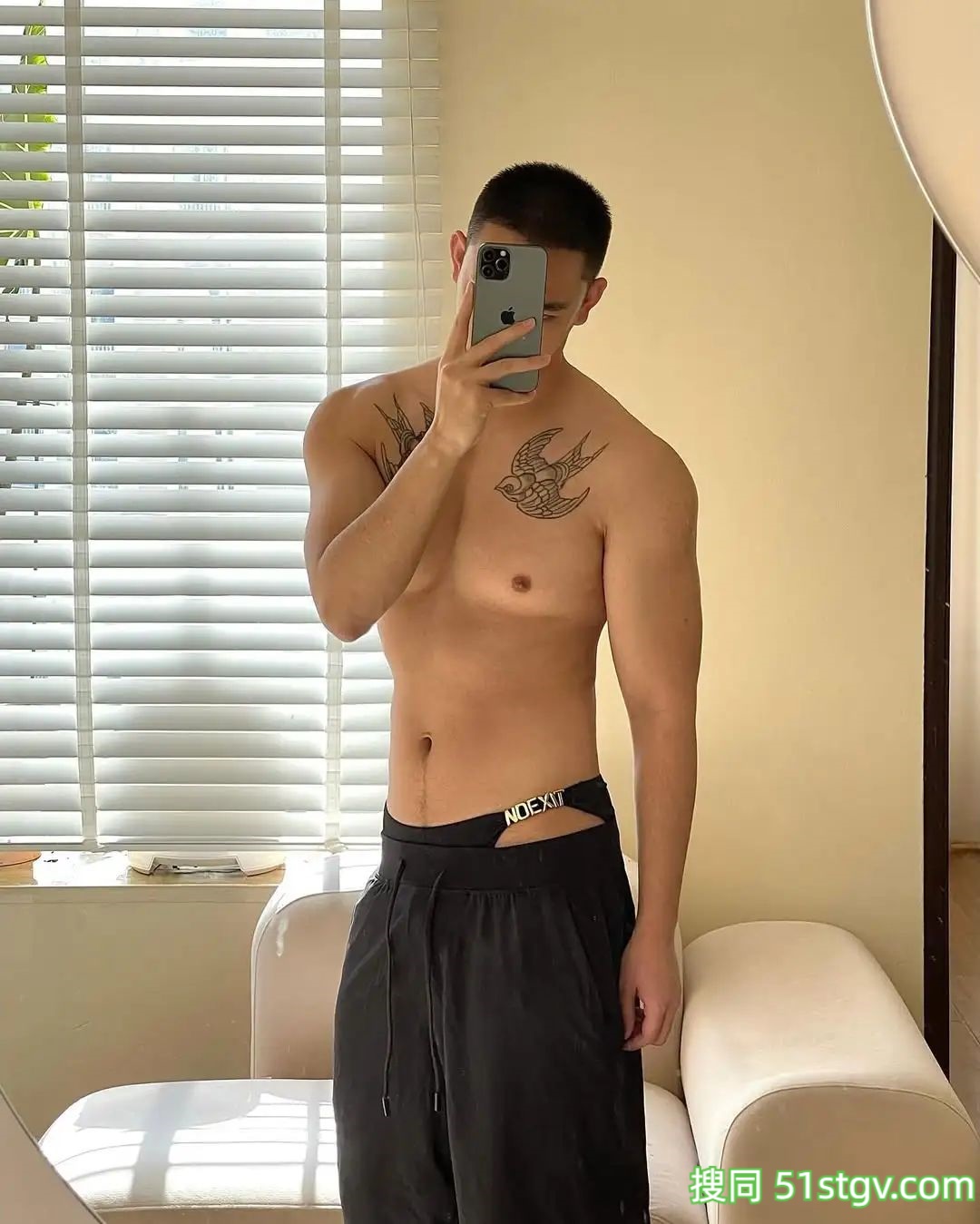 小哥哥的对镜自拍 - 51虹马