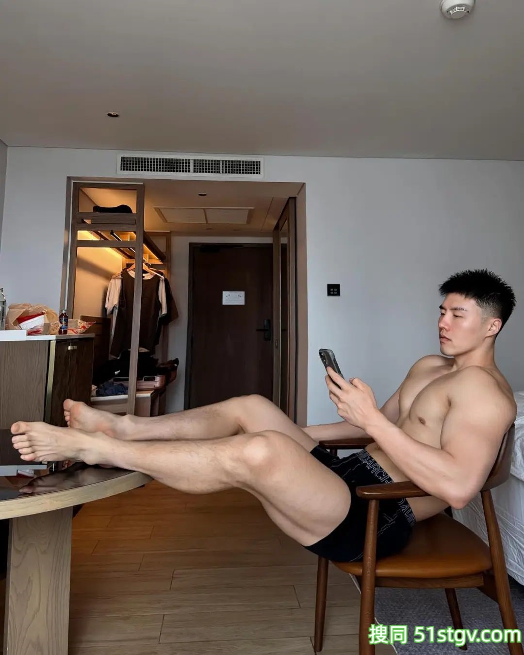 好粗壮的男人，感觉像奶白皮 - 51虹马