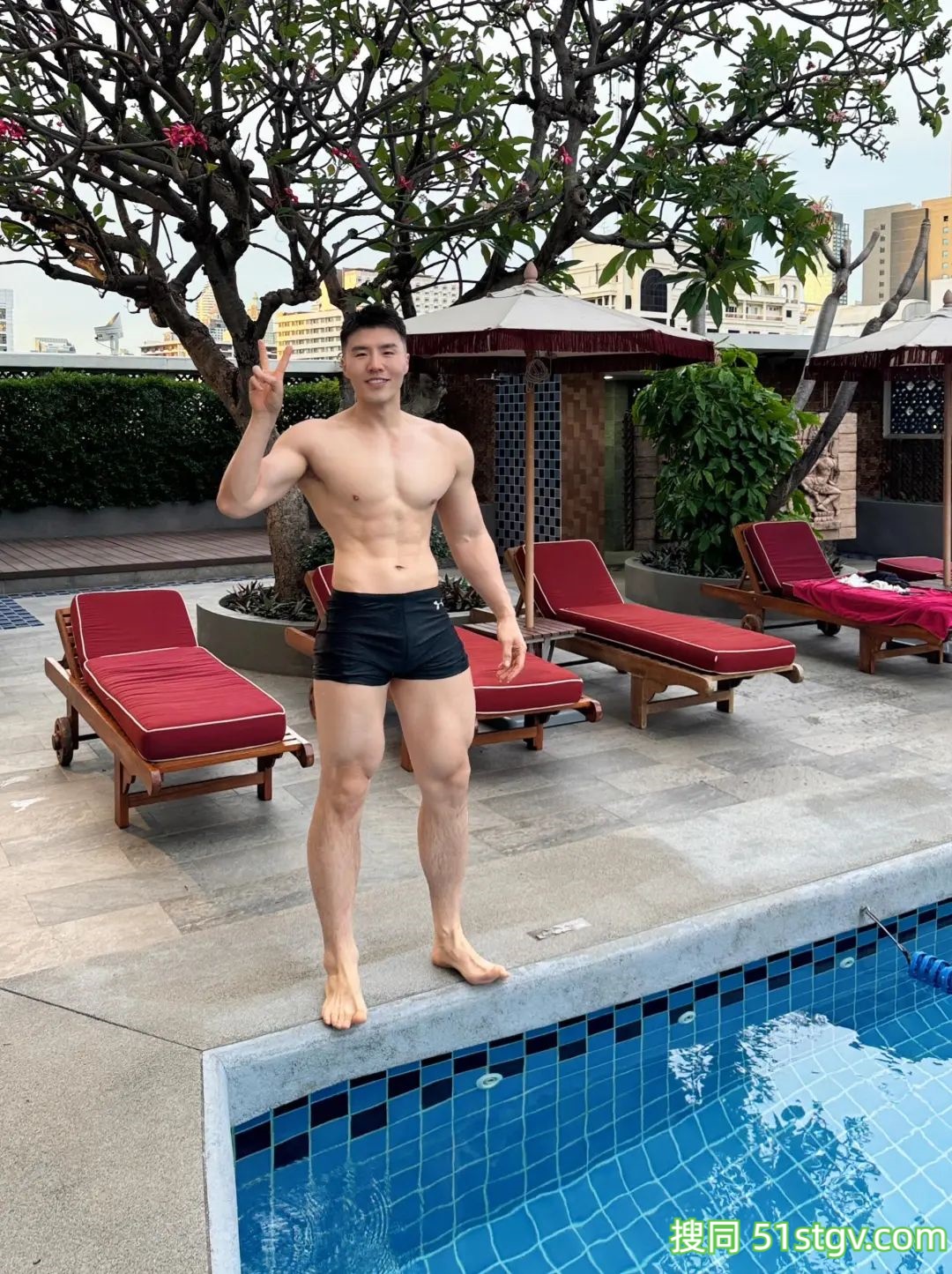 好粗壮的男人，感觉像奶白皮 - 51虹马