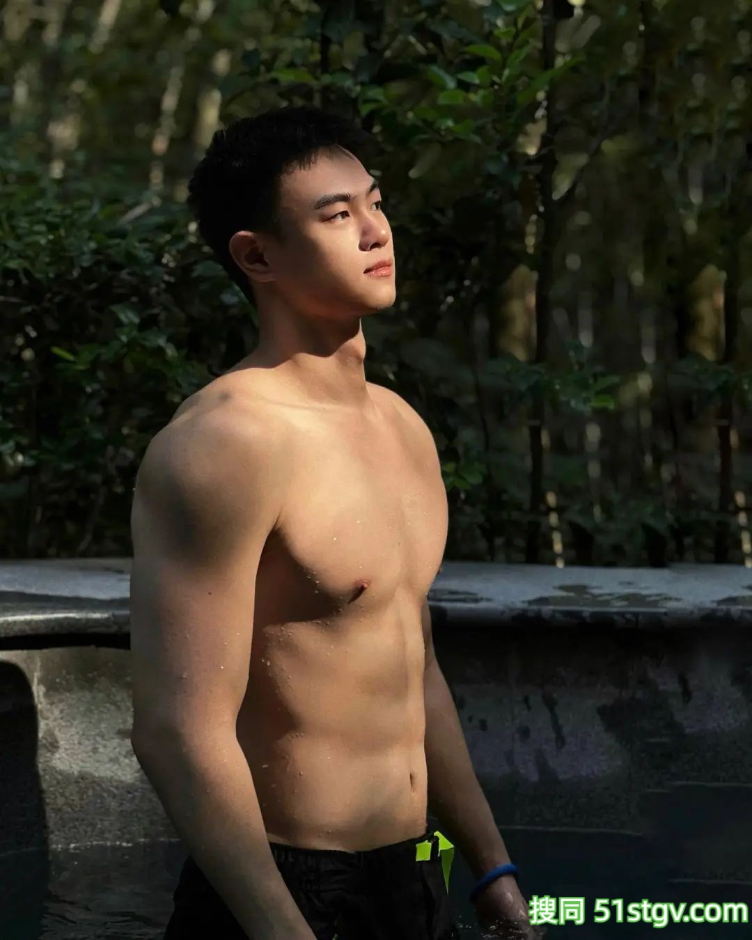 脂包肌帅哥哥的度假日常 - 51虹马