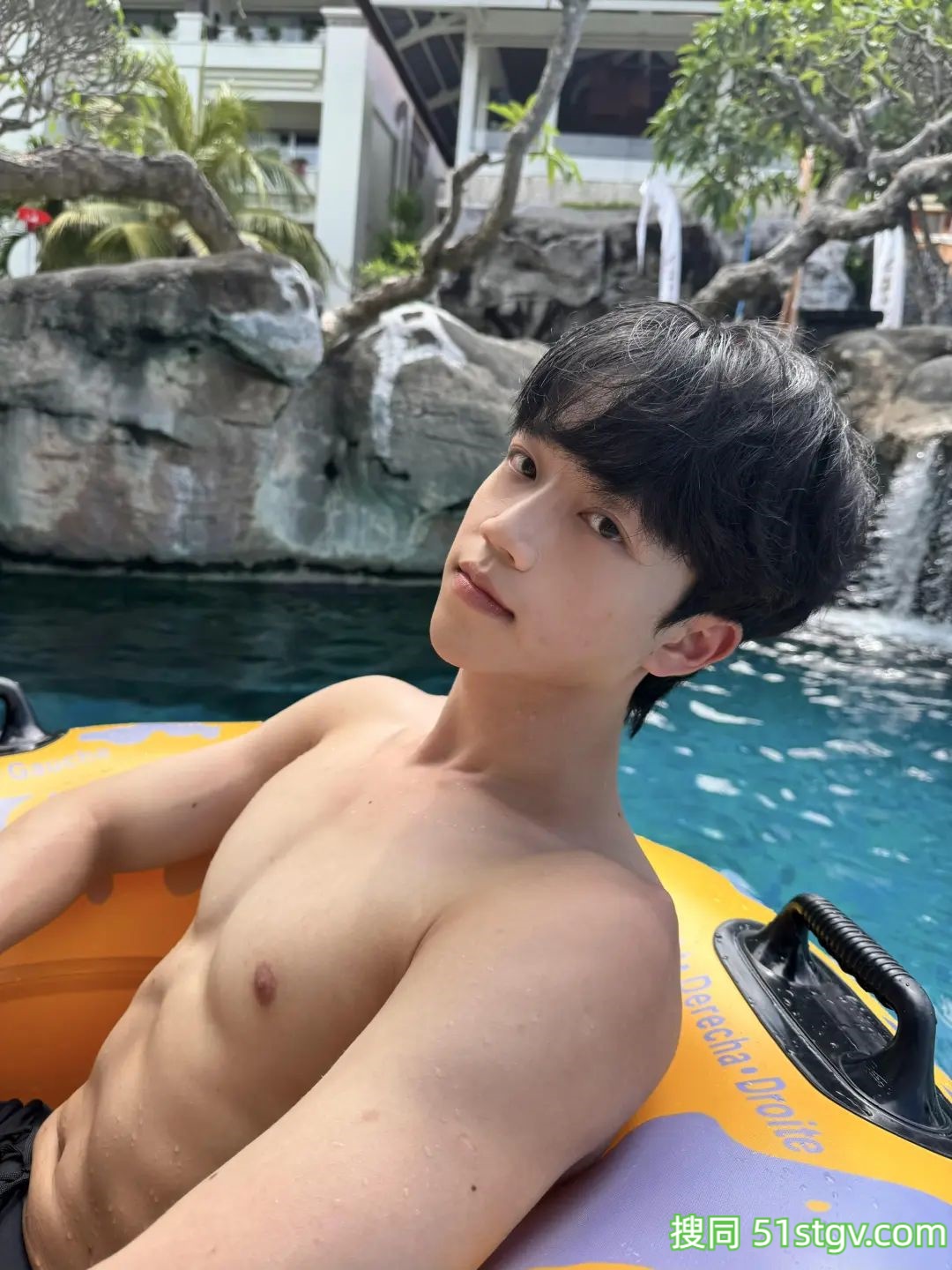 薄肌男友的泳池私照 - 51虹马