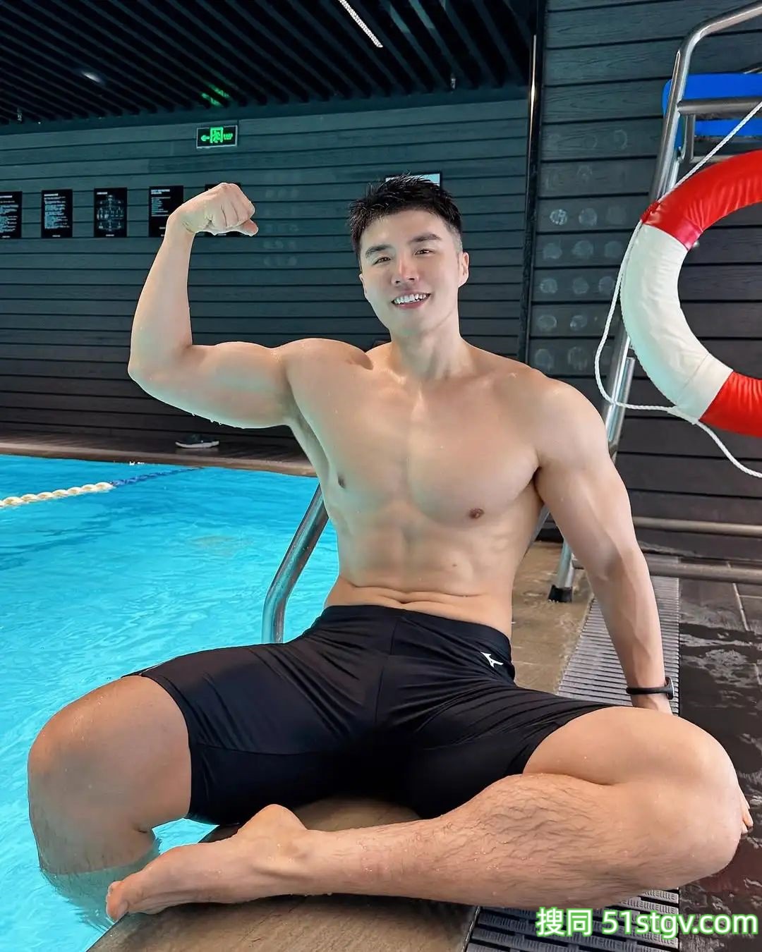 好粗壮的男人，感觉像奶白皮 - 51虹马